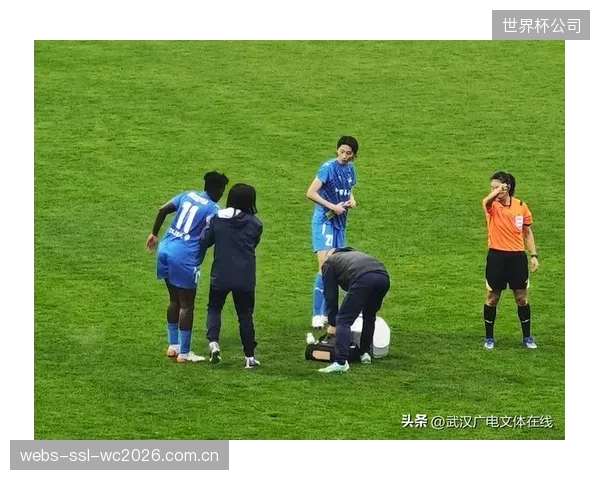 中后卫萨勒曼需要在与哲科的身体对抗中保持专注，防止头球破门。